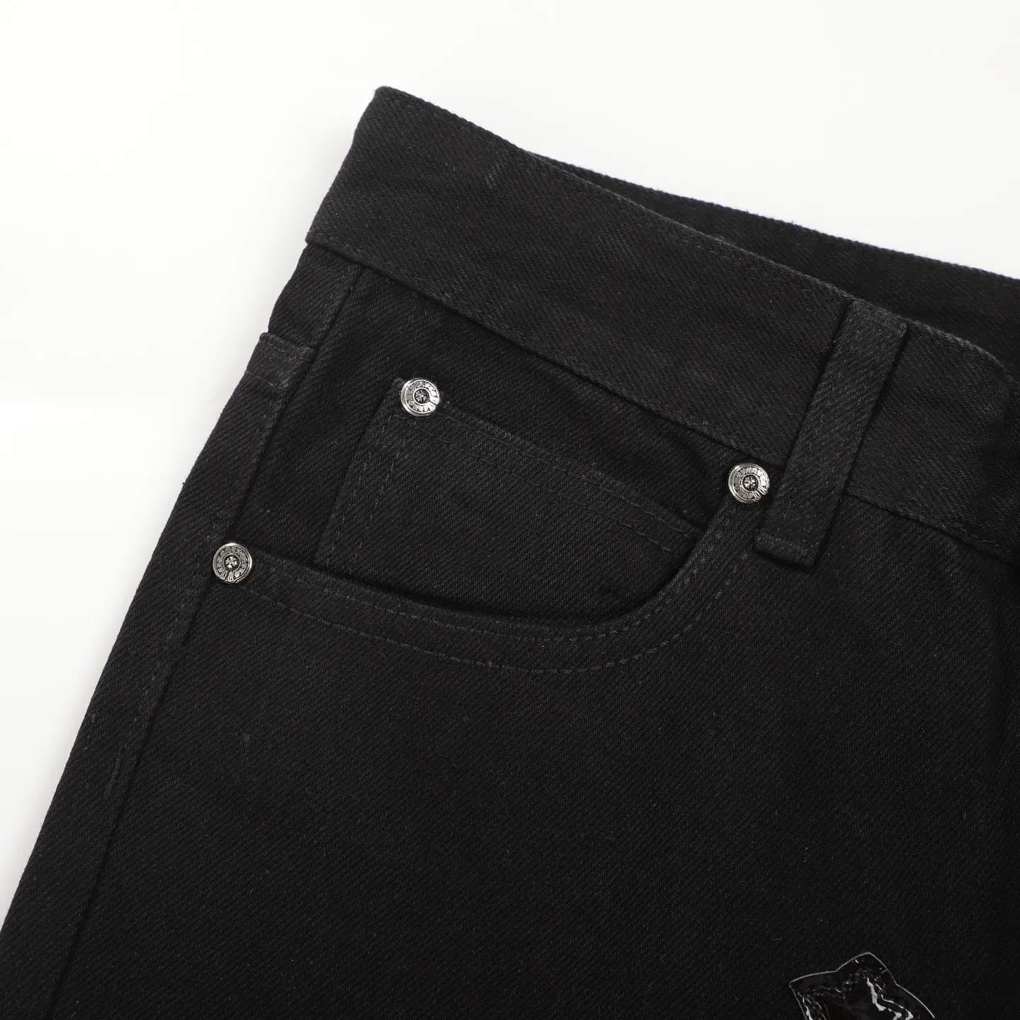 P240 Chrome Hearts 24SS Cross Sanskrit limited style graffiti printed leather jeans. Chrome Hearts limited edition leather washed jeans, Miami limited jeans, the entire cross leather is hand-made_different version, a heavy black blue cow fabric with moderate thickness and texture, antique metal silver label decoration, denim embedded thread manufacturing and production 💙Among Chrome Hearts' many trousers, its color is unique, and people are deeply attracted at a glance. It is made of beaded canvas fabric and has been washed with heavy water. The upper body is very textured, crisp and stylish, and will not collapse at all. The three-dimensional cut of the trousers has a first-class effect in modifying the shape of the legs. It can be easily controlled by any figure, and you can instantly become a street trendy person when you put it on.  🔩Customized hardware, full of texture, every detail is done to the extreme. The thick beaded canvas fabric becomes soft and skin-friendly after washing, and has excellent breathability, making it comfortable to wear all day long. Customized small leather label, unique design, simple yet elegant, exquisite workmanship, neat wiring, every detail demonstrates quality and style.  These pants are gender-neutral and can be worn by both men and women, easily creating a sense of fashion. Pair them with a T-shirt or sweatshirt and you can easily go out and hit the streets. Size: 28/30/32/34/36 Waist: 69/74/79/84/89 Pants length: 102/103/104/105/106